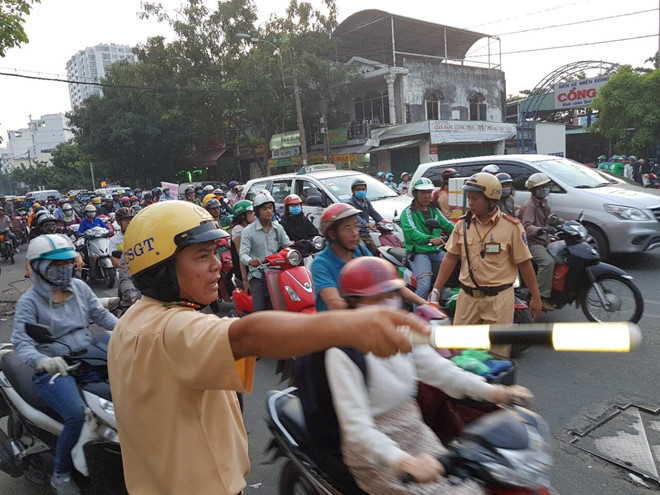 Người dân đi nghỉ Tết, đường phố Sài Gòn và Hà Nội kẹt cứng